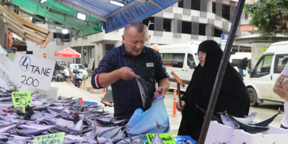 Rize tezgahlarında artan palamut arzı fiyatları 50 ile 100 lira bandına çekti